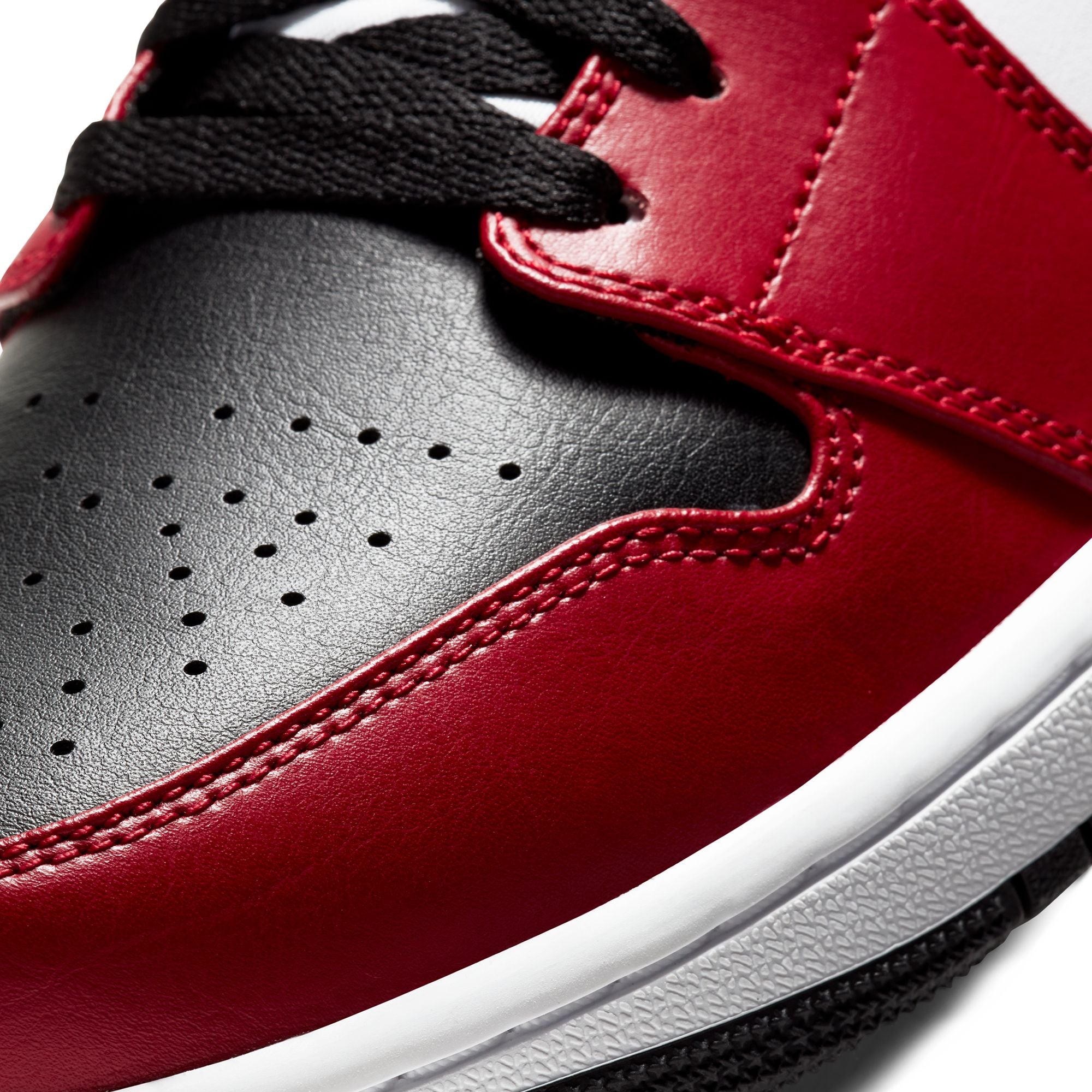 Air Jordan 1 Mid 'Chicago Toe'