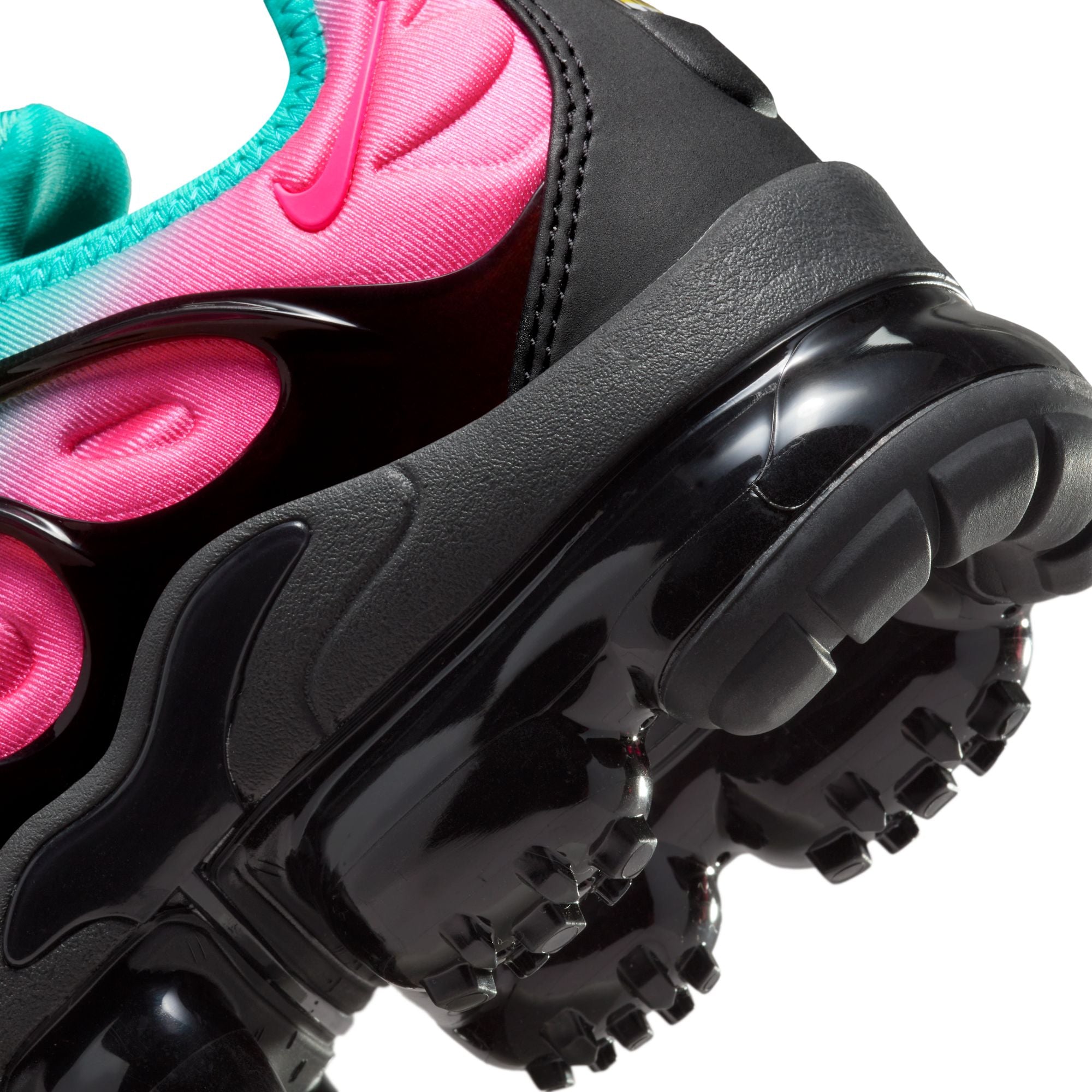 vapormax plus black and pink