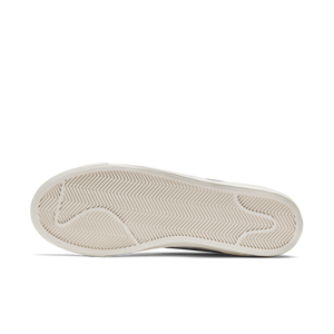 
                  
                    Load image into Gallery viewer, Nike Blazer Mid &amp;#39;77 Vintage &amp;#39;White/Black&amp;#39;
                  
                