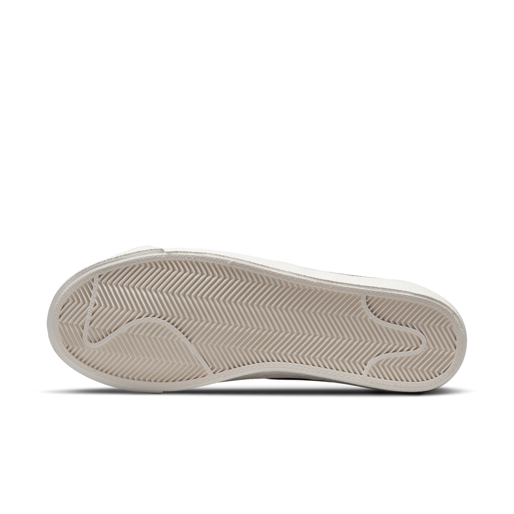 
                  
                    Load image into Gallery viewer, Womens Nike Blazer Low &amp;#39;77 &amp;#39;White/ Black Heel&amp;#39;
                  
                
