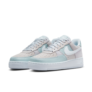 
                  
                    Load image into Gallery viewer, Womens Nike Air Force 1 &amp;#39;07
                  
                