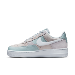 
                  
                    Load image into Gallery viewer, Womens Nike Air Force 1 &amp;#39;07
                  
                